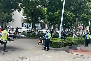 申花外援集体骑共享单车去超市购物 成上海街头一道风景线